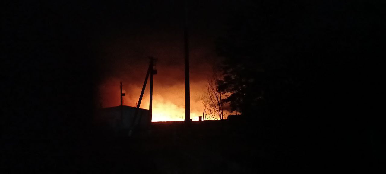 Участники СВО совместно с жителями успешно ликвидировали пожар в поле за селом Красный Подол Ночью произошло возгорание, и администрация Каменского территориального отдела оперативно собрала местных жителей, подключились и военные. Пламя было сильным, но благодаря усилиям участников СВО его удалось остановить, и огонь не распространился в сторону села. Мы выражаем благодарность всем, кто принял участие в ликвидации пожара и помог предотвратить беду. Сайт Администрации Каховского МО VK ОК