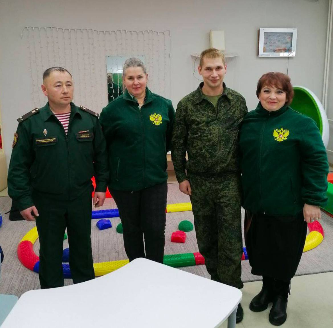 Сладости, песни, танцы и два Деда Мороза  В селе Приволжское Ровенского района дети коррекционной школы-интерната погрузились в настоящую зимнюю сказку, которую организовали активисты КСВО Саратовской области.  Праздник стал возможен благодаря усилиям Марии Сайгаковой, Анны Тепловой, а также курсантов Саратовского военного Краснознаменного института.   Особый сюрприз ждал ребят в лице необычного Деда Мороза — студента из Африки.  Детям подарили то, что они любят больше всего — сладости, спортивный инвентарь, канцелярские принадлежности, а также заряд позитива и радости.   Яркое новогоднее представление с песнями, танцами, играми и даже двумя Дедами Морозами не оставило никого равнодушным.  Каждому ребенку достались не только подарки, но и внимание, забота и вера в чудо.   Вместе с Комитетом #СвоихНеБросаем