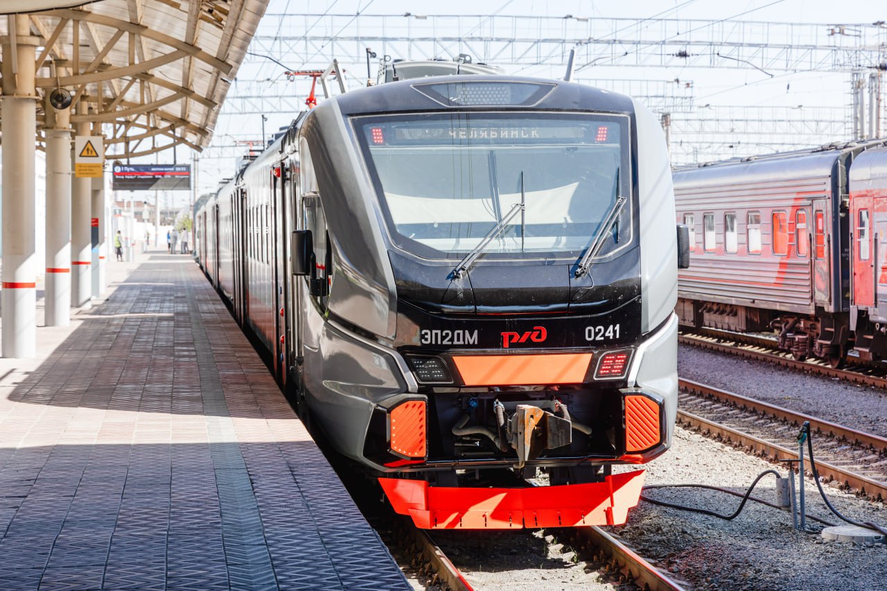 Новый подвижной состав выйдет в рейс по маршруту Челябинск Курган с 1 января Современный электропоезд ЭП2Д в шестивагонном исполнении теперь будет курсировать на утренних рейсах из Челябинска и дневных из Кургана Составе есть всё необходимое для комфортной поездки  мягкие сидения  USB разъёмы для зарядки гаджетов  система климат контроля  электронные информационные табло  биотулеты  место для багажа и крепления для колясок велосипедов В электропоезде удобно будет и маломобильным пассажирам В головных вагонах есть специальные подъемники крепления для инвалидных кресел Оформить проездные документы можно в пригородных кассах терминалах самообслуживания с помощью мобильного приложения РЖД Пассажирам Продажа билетов начинается за 10 суток