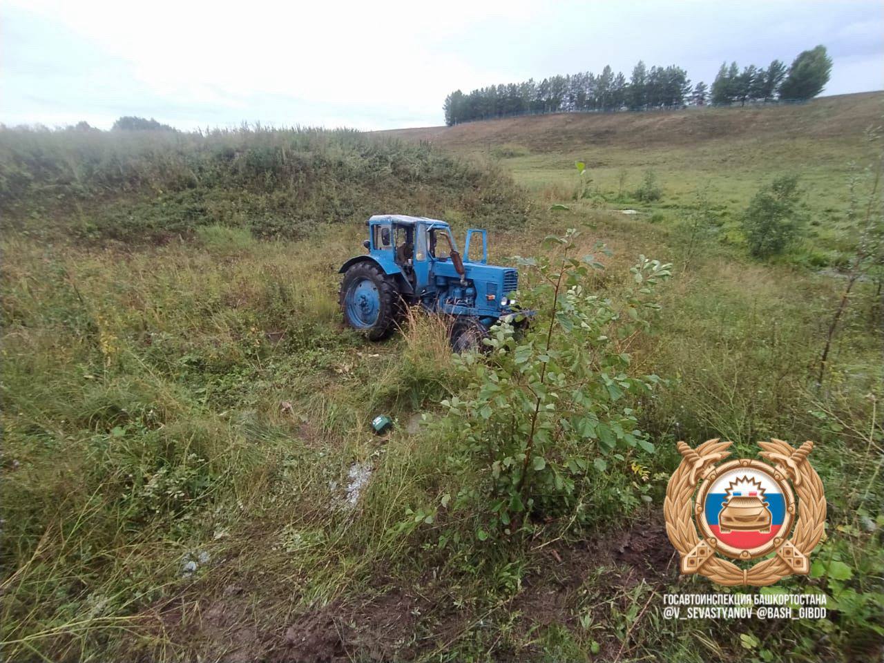 В Мишкинском районе в результате опрокидывания трактора погиб водитель.    Дорожная авария произошла сегодня ближе к семи часам вечера на 2 км автодороги Тегерменево - Лепешкино.  По предварительным данным, 71 -летний  водитель, управляя трактором МТЗ - 50, не справился с управлением и допустил съезд в кювет с последующим опрокидыванием.    В результате ДТП водитель трактора скончался на месте происшествия.   Сотрудниками Госавтоинспекции по данному факту начато разбирательство.