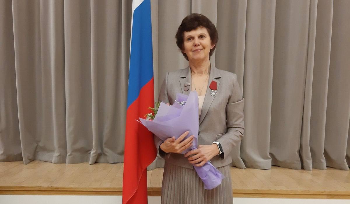 Инженер Курской АЭС Микинян получила медаль ордена За заслуги перед Отечеством Инженер Курской АЭС получила медаль ордена За заслуги перед Отечеством Инженер по эксплуатации оборудования реакторного цеха 1 Курской АЭС Елена Микинян получила медаль ордена За заслуги перед Отечеством II степени Награду ей вручили в Москве Генеральный директор госкорпорации Росатом Алексей Лихачев лично поблагодарил ее за многолетнюю высокопрофессиональную работу Инженер также имеет другие государственные и отраслевые награды сообщили в пресс службе Курской АЭС