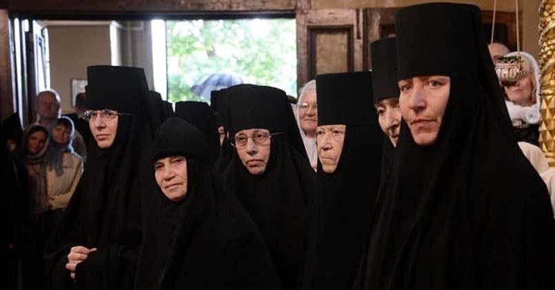 В Эстонии разгорелся конфликт вокруг Пюхтицкого монастыря в Куремяэ. Власти требуют, чтобы обитель прекратила подчинение Русской православной церкви, однако монахини отказываются идти на разрыв, ссылаясь на каноническое право и духовную преемственность. Министерство внутренних дел Эстонии считает, что монастырь может использоваться для продвижения «пророссийских нарративов», а образ монахинь — быть частью «информационной кампании Москвы». Настоятельница монастыря, игуменья Филарета, отвергла обвинения в политической ангажированности. «Мы хотим лишь оставить мирскую жизнь позади и посвятить себя молитве и труду», — подчеркнула она.