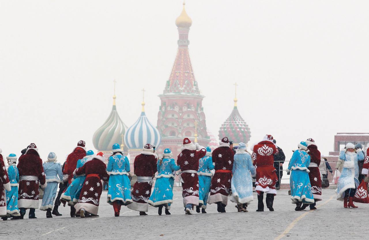 Радий Хабиров посоветовал чиновникам Башкирии обойтись без корпоративов Глава Башкирии Радий Хабиров на оперативном совещании в понедельник настоятельно попросил глав районов и членов правительства воздержаться от проведения новогодних корпоративов до окончания специальной военной операции По его словам госслужащих в такое время просто не поймут если они будут устраивать праздники Пока идет специальная военная операция пока не до праздников нам государственным служащим Я настоятельно прошу всех и членов правительства тоже по министерствам я не говорю Не поздравляйте своих коллег безусловно поздравьте своих коллег Но мы договорились никаких особенных корпоративов ничего такого нет Кончится война как говорится закатим хороший праздник Просто никто не поймет если мы будем в такое время как то слишком отметил он Хабиров подчеркнул что задача властей обеспечить чтобы жители республики получили праздник в особенности дети Он также поручил Минтруду Башкирии уделить особое внимание подопечным социальных учреждений РБК Уфа в Telegram РБК Уфа в MAX