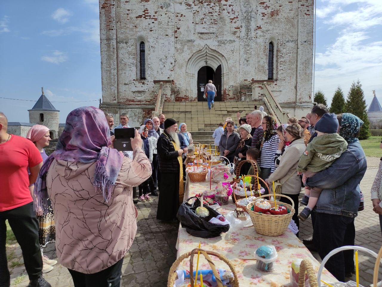 В Лужецком монастыре начали святить пасхальные куличи, что стало важной частью подготовки к празднованию Пасхи Священнослужители проводят церковную службу, в ходе которой освящают выпечку, чтобы верующие могли принести её домой с благословением. Этот обряд символизирует очищение, обновление и победу добра, напоминая о воскресении Христа. Традиция освящения куличей объединяет прихожан и создает атмосферу духовного единства перед светлым праздником.