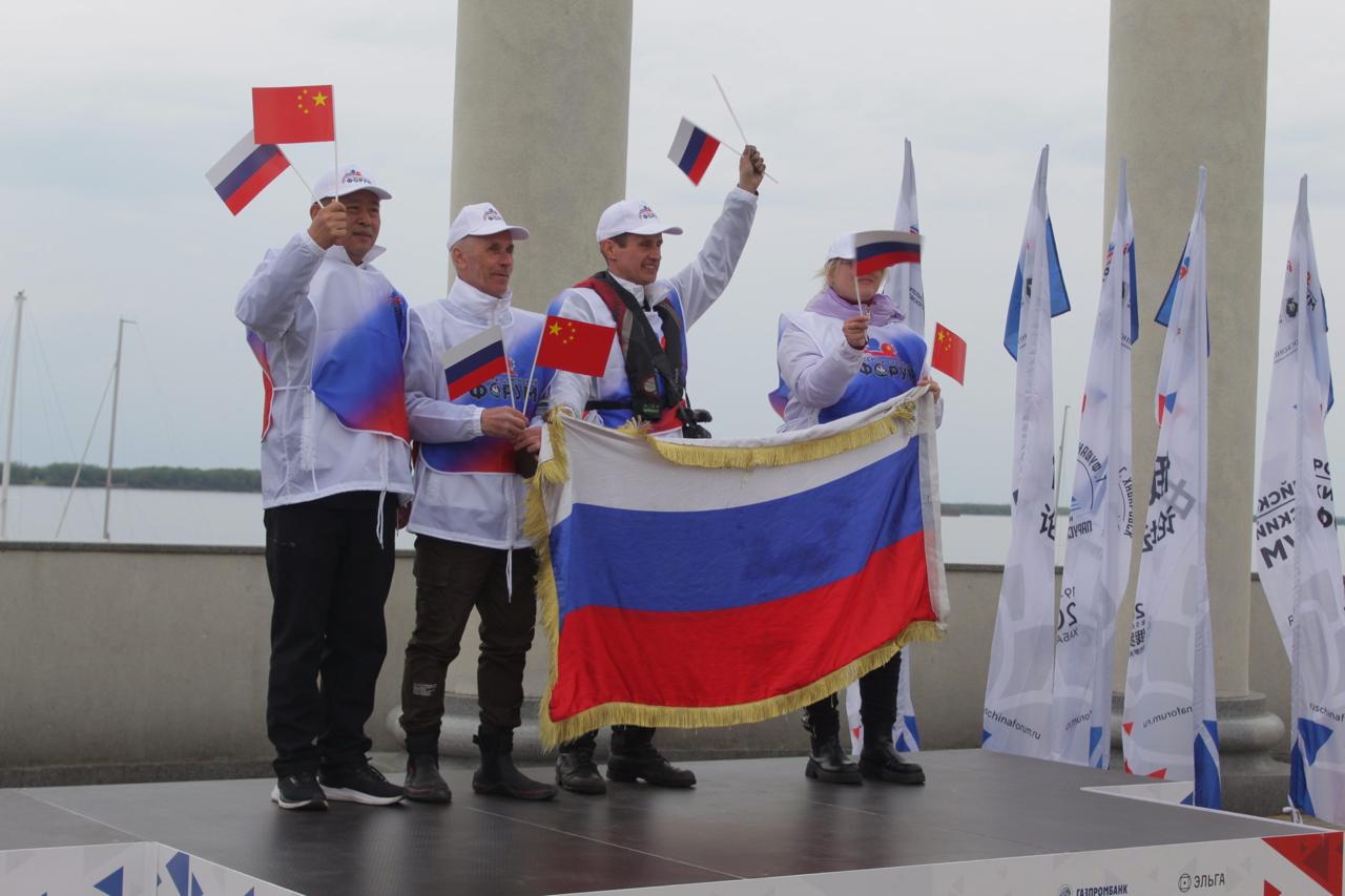 По волнам дружбы: как 12 яхт связали Россию и Китай В Хабаровске в рамках Российско-Китайского форума прошла международная парусная регата «Фуюань-Хабаровск», приуроченная к 30-летию установления побратимых отношений между регионом и провинцией Хэйлунцзян. Участие приняли 12 крейсерских яхт с экипажами из российских и китайских спортсменов. Яхтсмены финишировали у стадиона имени В. И. Ленина, где их встретили активисты «Движения Первых» Это не просто спортивное состязание, а символ дружбы и сотрудничества между нашими странами! #моствбудущее #ВФМ #ДвижениеПервых #ДвижениеПервых27