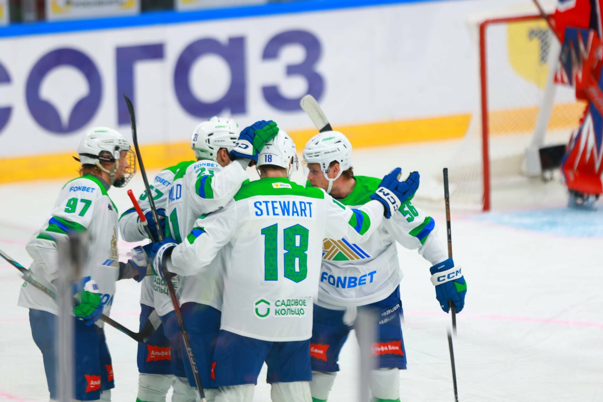 Салават Юлаев сразится с Шанхайскими Драконами в гостях Сегодня в Санкт Петербурге на СКА Арене состоится игра между Шанхайскими Драконами и уфимским Салаватом Юлаевым Последние игры выявили серьёзные проблемы команды Жерара Галлана Находясь на седьмом месте в турнирной таблице Восточной конференции с 33 очками команда балансирует на грани зоны плей офф опережая идущий следом СКА всего на одно очко Ключевой проблемой стал затяжной спад к этому матчу Драконы подходят на серии из четырёх поражений подряд После неудачного матча с Нефтехимиком 5 7 последовало поражение от лидера конференции Ак Барса 1 4 Команде необходимо остановить негативную серию чтобы сохранить шансы на выход в плей офф Читать полностью