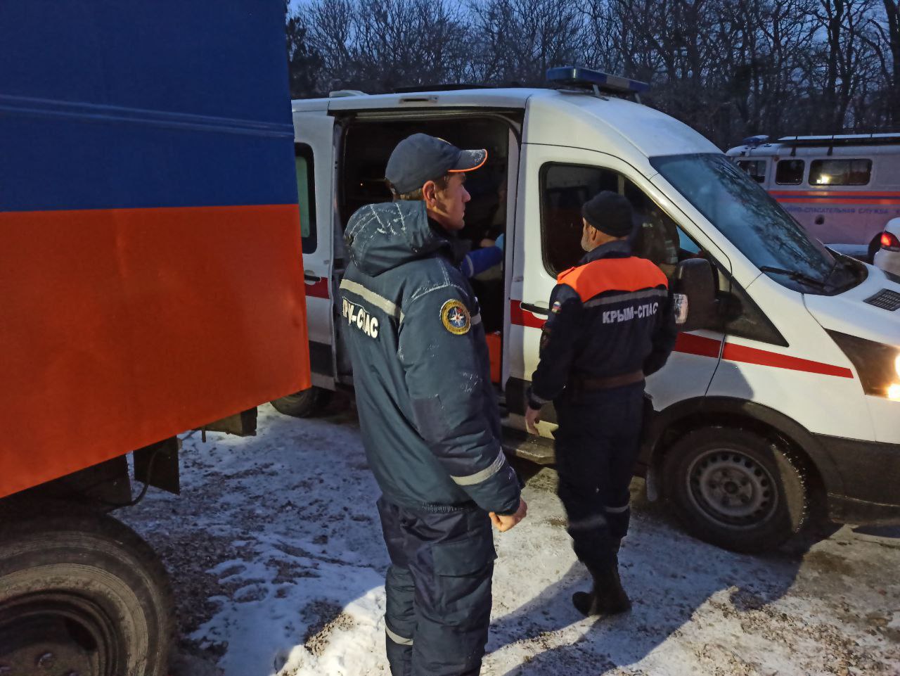 На Ангарском перевале ребёнок травмировался при катаниях на сноутюбинге   Вчера на Ангарском перевале спасатели Алуштинского аварийно-спасательного отряда, находившиеся на дежурстве в том районе, оказали помощь девочке 5 лет. Она, катаясь на "ватрушке", получила травму головы.    Спасатели провели родителей и ребенка в стационарный пост, где наложили холодный компресс к поврежденному месту и вызвали скорую медицинскую помощь.  Крымский мост   Новости Крыма