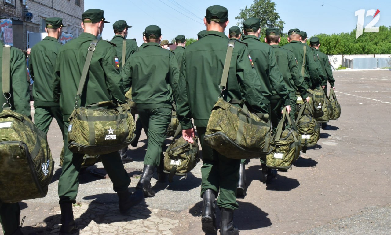 Для омских школьников и студентов организуют военные сборы Соответствующее распоряжение подписал губернатор Виталий Хоценко Согласно документу военные сборы продлятся пять дней Их организуют на базе детского оздоровительного лагеря Орленок воинских частей и госучреждений Сборы учебные они всегда были для юношей 10 классов Также участвуют студенты которые обучаются по программам среднего профессионального образования Всё в рамках учебного предмета ОБЗР сообщили 12 каналу в министерстве образования Отметим что сейчас утверждается график учений и прорабатываются вопросы доставки юных омичей к месту проведения сборов Организаторы обеспечат проживание питание и медобслуживание всех участников