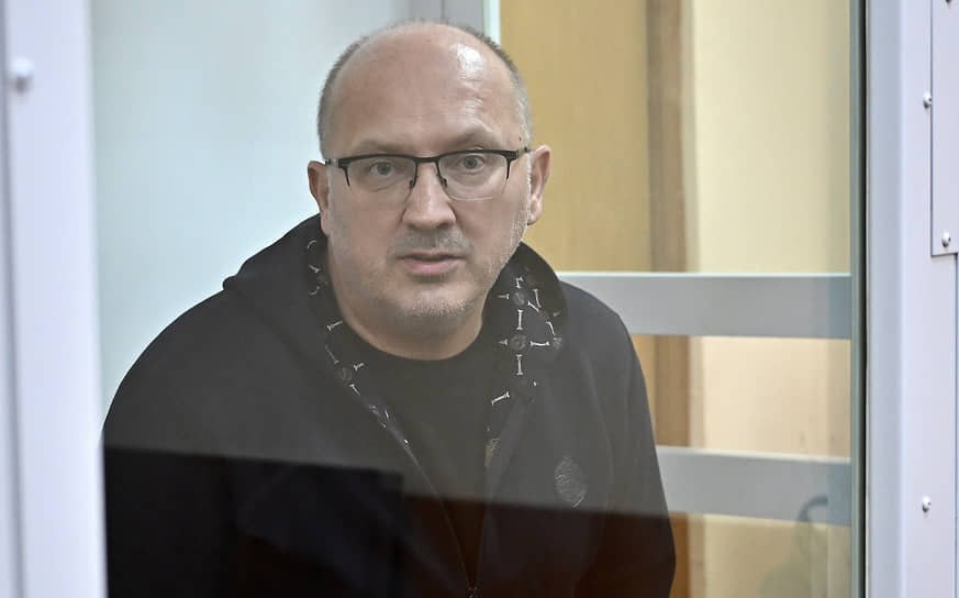 На 7 лет в колонию посадили бывшего начальника вещевого управления Минобороны Владимира Демчика Демчика лишили звания полковника и признали виновным во взятке на 1 млн рублей от генерального директора АО Княгининская швейная фабрика В 2017 году КШФ и Минобороны заключили больше 20 госконтрактов на поставку вещей для российской армии на сумму более 500 млн руб В том же году гендир КШФ дал Демчуку взятку чтобы одежда прошла приёмку без проверки bankrollo