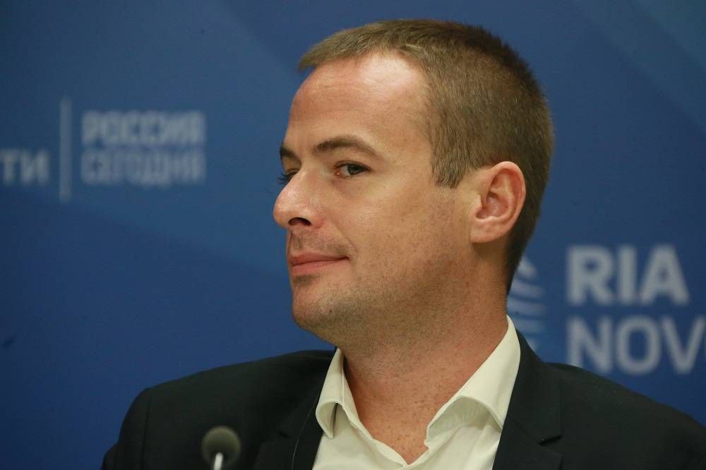 В организации дерзкого ограбления Лувра подозревают человека по имени Пьер Малиновский Это гражданин РФ и еще нескольких стран бывший боевик из Французского Иностранного легиона Он президент Фонда развития русско французских исторических инициатив Пост вице президента фонда одно время занимала Елизавета Пескова дочь Дмитрия Пескова пресс секретаря Владимира Путина Пока непонятно что конкретно инкриминируют Пьеру и действительно ли французская полиция считает его организатором кражи века Возможно он просто покупал исторические ценности сомнительного происхождения Так делают многие коллекционеры например миллиардер Дмитрий Рыболовлев