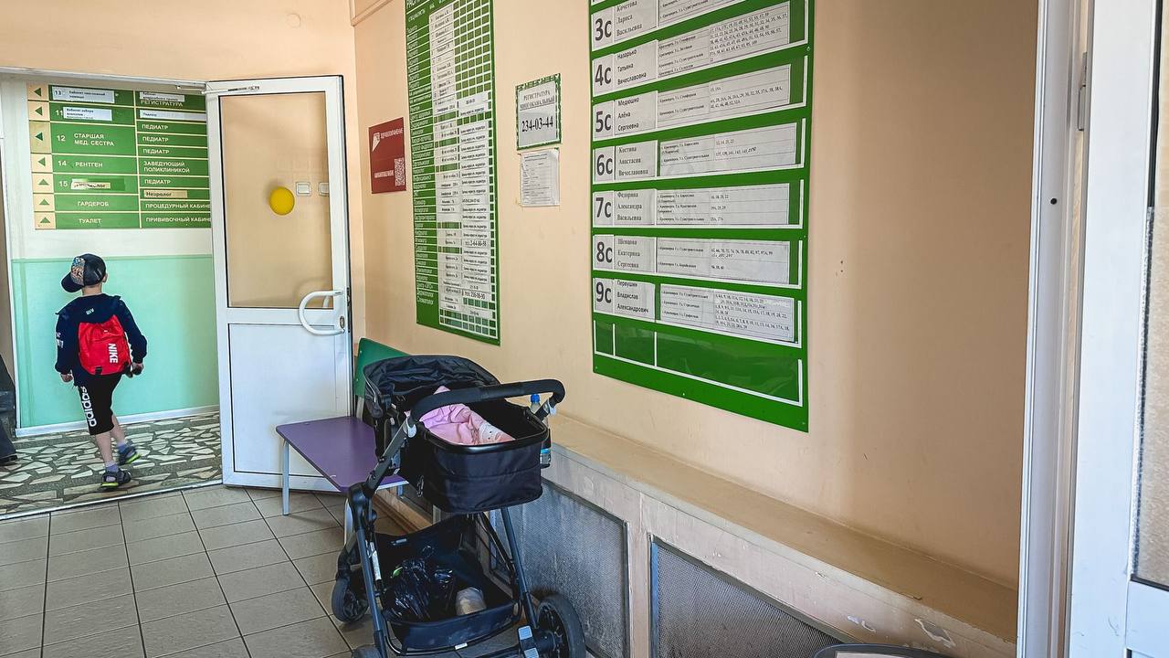 Во Владивостоке теперь вызов врача на дом и запись на прием во всех поликлиниках города взрослые и детские будет осуществляться по новому номеру старые номера поликлиник для этих целей больше не актуальны Как сообщили в Минздраве Приморья с 13 ноября изменился номер регионального контактного центра амбулаторной службы Вызвать врача на дом или записаться на прием пациенты могут по короткому номеру 1300 Линия работает звонки принимаются в том числе с проводных телефонов Но жители Владивостока отмечают что дозвониться удается не всем Если возникают трудности с дозвоном необходимо обращаться к своему оператору связи возможно у него возник сбой синхронизации звонков так ответили пресс службе Запись к врачам также ведется на Госуслугах электронная запись требование сегодняшнего времени и лично в регистратуре