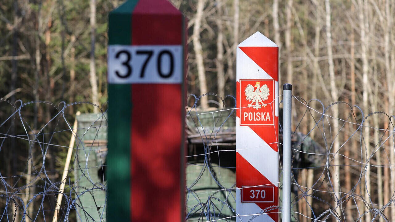 Польша в ноябре готова открыть еще два КПП на границе с Беларусью Об этом сегодня заявил премьер министр страны Дональд Туск Речь идет о погранпереходах в Бобровниках и Кузнице  Отмечается что заявление прозвучало во время выступления Туска на Форуме Европейского союза по вопросам сплочения границ и развития в Белостоке Мы все понимаем что если нам удастся открыть эти два пункта пропуска в Бобровниках и Кузнице проблема возникшая из за закрытой границы будет в значительной степени решена сказал премьер министр Польши  Поддержать канал бустами Inst TikTok ВК OK FB