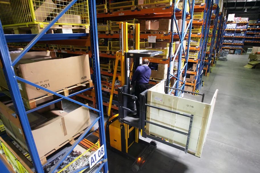 Разрешение на ввод в эксплуатацию первой очереди логокомплекса в Юрге Кузбасс получила РВБ объединенная компания Wildberries Rus С 1 декабря комплекс начинает принимать товары продавцов на хранение и будет доступен для поставок В рамках первой очереди запущено 40 тыс кв м складских мощностей при полном вводе в эксплуатацию площадь комплекса составит 100 тыс кв м а вместимость более 23 млн единиц товара В 2023 году власти Кузбасса предоставили Wildberries статус резидента территории опережающего развития Юрга На тот момент объявленные инвестиции в его строительство с проектной площадью 100 тыс кв м составляли 7 6 млрд руб Валерий Мельников Коммерсантъ  Подписывайтесь на Ъ Сибирь