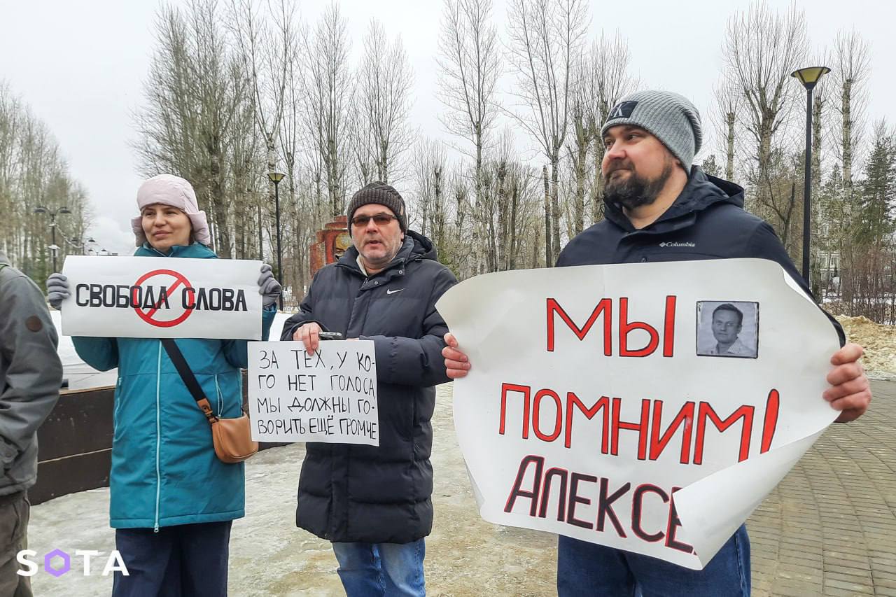 В Казани провели пикет «За свободу слова и прессы»  Татарстанское отделение партии «Яблоко» подало заявку на проведение акции и местные власти её неожиданно одобрили.   Собравшиеся протестовали против цензуры и политических репрессий за слова.    КОЛОКОЛ XXI