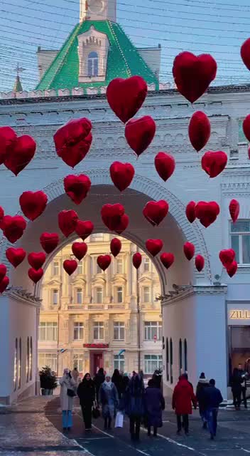 Третьяковский проезд в Москве украсили шарами ко Дню святого Валентина