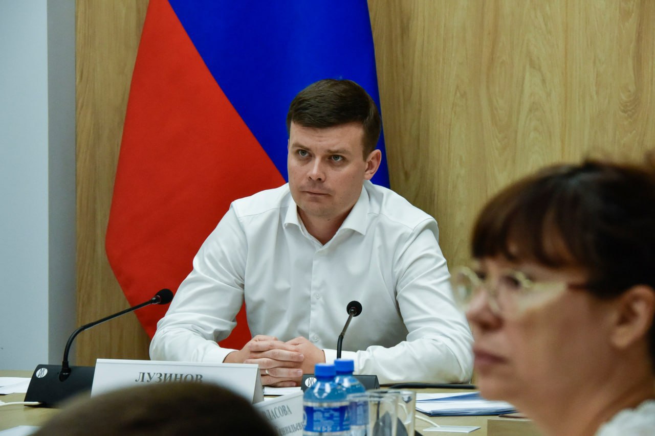 В Краснодарском крае девять муниципалитетов лидируют по неналоговым доходам  Об этом сообщил вице-губернатор Роман Лузинов на заседании краевой комиссии по обеспечению поступлений в консолидированный бюджет.   – Сегодня собрано около 50 процентов от запланированных поступлений в бюджет региона. В этом году прогноз установлен в объеме более 21 миллиарда рублей. Пока есть муниципалитеты, которые отстают по основным показателям – Щербиновский, Отрадненский, Брюховецкий и Динской районы, а также Туапсинский округ. Необходимо усилить работу, а также выстроить взаимодействие со службой судебных приставов по снижению задолженности, – сказал Роман Лузинов.