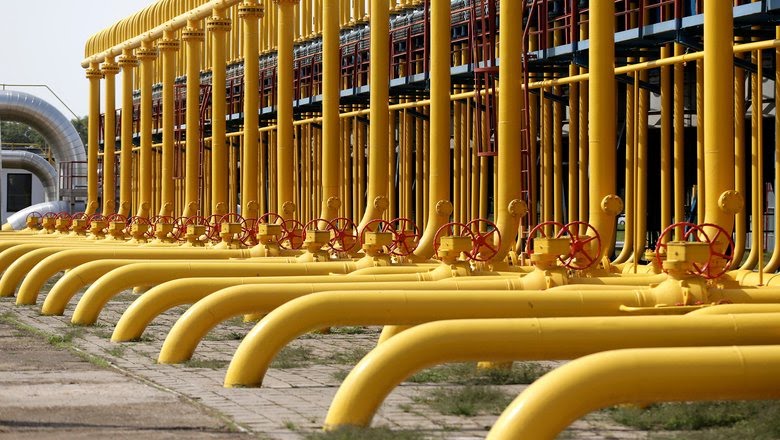 Российский газ возвращается в Молдову РМ будет закупать газ у Азербайджана сообщили в компании ICGB поставляющей топливо Греции и Болгарии Он пойдет через Трансадриатический газопровод При этом доподлинно неизвестно о происхождении поставляемого топлива из Азербайджана Экономисты считают что в общем объеме вероятно находится и российский газ так как Баку может закупать его у Москвы для перепродажи