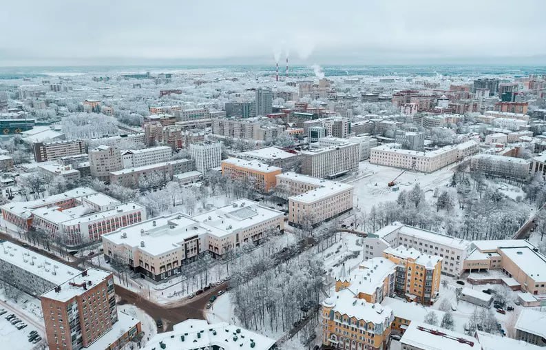 Лишь 12 жителей Сыктывкара ходят на работу ради удовольствия ещё 27 ставят на первое место карьерные амбиции а оставшиеся 54 ответивших трудятся в первую очередь ради зарплаты Приоритеты сильно зависят от возрастной группы так большая часть молодых людей младше 35 лет ходит на работу в основном за деньгами 46 и ради строительства карьеры 43 Призванием своё дело считают только 9 Люди старше 45 лет почти все трудятся ради зарплаты 70 но количество тех кто считает свою профессию признанием растёт почти в 2 раза 17 Строительство карьеры для них теряет привлекательность 7 Люди с высшим образованием чаще считают свою работу признанием чем выпускники со средним профобразованием 23 против 16 СД