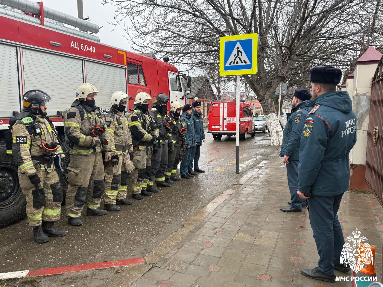 Сотрудники МЧС провели тренировку по ликвидации пожара в школе  Сотрудники 2 ПСЧ Главного управления МЧС России по Чеченской Республике провели пожарно-тактическое занятие в школе №20 г. Грозный.   Тренировка проводились под руководством специалистов службы пожаротушения. Был развернут оперативный штаб.  По легенде возгорание с последующим сильным задымлением произошло на 1-ом этаже здания. Прибывшее на место подразделение пожарной охраны отработало вопросы эвакуации и спасения людей, локализации и ликвидации условного пожара. Работы производились в специальных средствах индивидуальной защиты органов дыхания.  Задействованные службы успешно выполнили поставленные задачи.    Одноклассники    Telegram    Вконтакте    RuTube