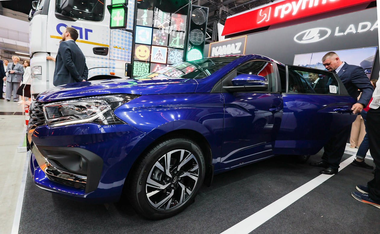 Сборочные комплекты Lada Iskra начнут поставлять в Петербург в сентябре АвтоВАЗ планирует начать поставки в Санкт Петербург сборочных комплектов для серийного производства всех модификаций Lada Iskra в начале сентября Об этом 26 августа сообщили в пресс службе автомобильного концерна Сейчас проходит заключительный этап подготовки к серийной сборке новой модели на Автозаводе Санкт Петербург До конца 2025 года планируют произвести до четырех тысяч машин Соглашение о производстве Lada Iskra в Петербурге подписали директор АвтоВАЗа Максим Соколов и гендиректор Автозавода Санкт Петербург Иван Миронов на полях ПМЭФ В течение лета в Петербург поступило 200 машинокомплектов модели на которых отрабатывали технологические операции Фото Марина Молдавская Коммерсантъ kommersant spb