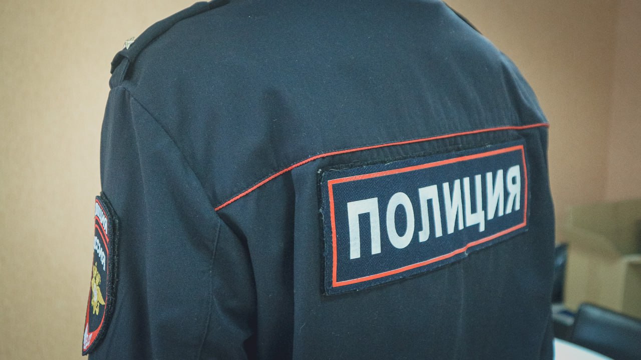 Домофонный ключ обошёлся волгоградцам в 6 млн рублей Супруги-пенсионеры из Красноармейского района стали жертвами аферистов. Сначала злоумышленники позвонили женщине под видом компании, обслуживающей домофоны. Они убедили ее, что скоро в ее многоэтажке сменят оборудование на дверях и старые ключи перестанут работать. Чтобы получить новые ключи ей предложили оформить заявку и продиктовать код из СМС. После этого пенсионерку стали атаковать по телефону “сотрудники” Росфинмониторинга и Центробанка. Ей заявили, что ее данные получили аферисты и пытаются повесить на нее кредит, а вырученные деньги потратить на финансирование терроризма. Чтобы помешать преступникам, ее убедили все сбережения перевести на «безопасный» счет. Женщина вместе с мужем продали джип Toyota Land Cruiser Prado и KIA, а также перевели им почти 5,8 млн рублей. Подписаться