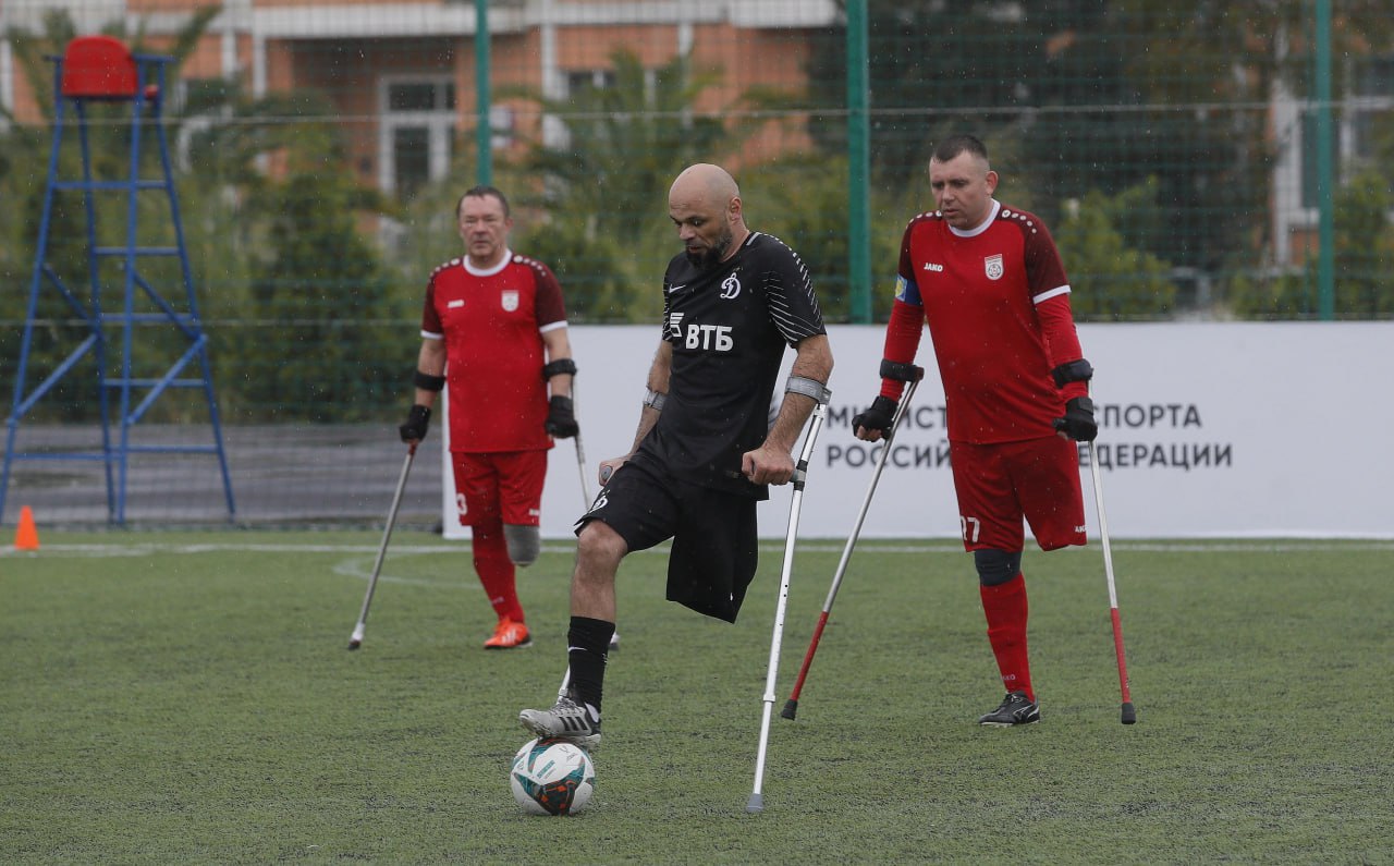 В Махачкале 26 ноября состоится показательный матч по футболу ампутантов В нем на стадионе Труд сыграют ветераны СВО которые проходят реабилитацию занимаясь футболом в спортивных школах республики Также участие в матче примут дагестанские футболисты побеждавшие на чемпионатах Европы и мира среди ампутантов Среди них многократный чемпион мира Тимур Алиев победитель ряда международных турниров Абдул Вагабов