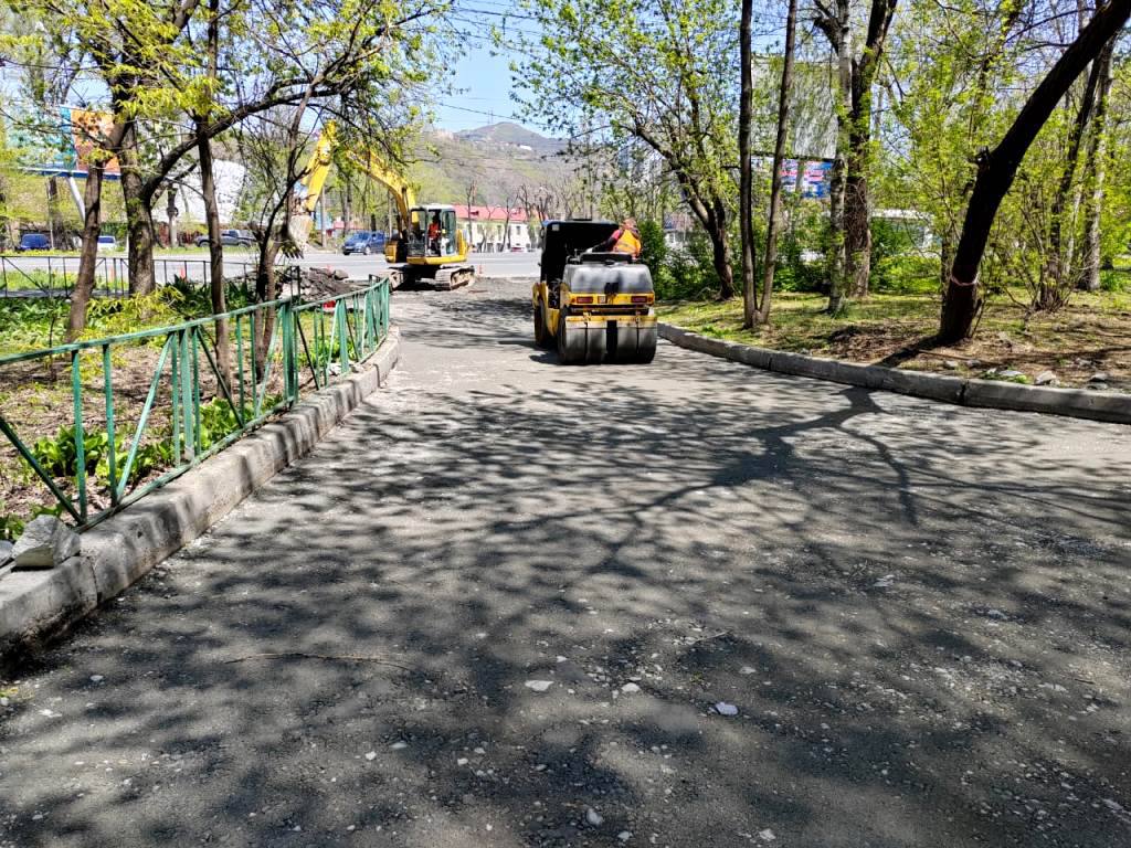 Во Владивостоке привлеченные городской администрацией подрядные организации и муниципальная дорожная служба продолжают локально и комплексно ремонтировать дороги. В числе адресов, где в минувшие выходные дни устраняли ямы и неровности – Бородинская, проспект 100-летия Владивостока, 159д, Невельского, 17, Народный проспект, 53 – 55, 2-я Линейная, Тимирязева, 1-я Морская, 27 и Можайская.