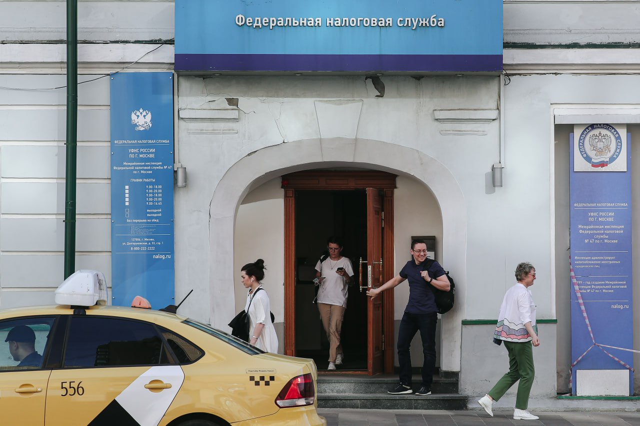 Налоговые органы ощутимо сократили сроки выездных проверок бизнеса с начала 2025 года средняя длительность их проведения снизилась примерно в полтора два раза сообщили опрошенные РБК налоговые юристы и консультанты В самой ФНС объясняют такое ускорение совершенствованием аналитических инструментов однако некоторые эксперты указывают на снижение качества решений и связывают тенденцию прежде всего с фискальными причинами Другим трендом налогового контроля в 2025 году стало более активное привлечение столичными инспекциями инспекторов из регионов Например компанию которую изначально администрировала московская инспекция теперь могут отрабатывать инспекции из Красноярска Самары Санкт Петербурга Как изменились налоговые проверки бизнеса с начала года и кто в первую очередь столкнулся с повышенным вниманием налоговиков в подписке РБК Фото Андрей Любимов РБК Читать РБК в Telegram