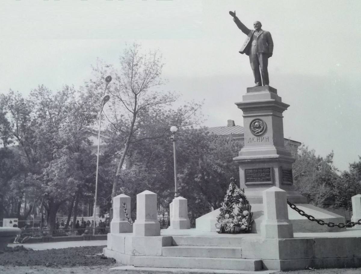 100 лет назад на Советской в Оренбурге установили памятник Ленину. Это был первый памятник Ленину в СССР, установленный за народные деньги. Первоначально собранные средства планировали направить на строительство гидроэлектростанции имени Ленина, однако из-за нехватки специалистов проект заморозили. Тогда, 12 мая 1924 года, на собрании коммунистов Третьего района прозвучала новая инициатива — возвести скульптурный памятник. Предложение, поддержанное рабочими Главных железнодорожных мастерских, быстро нашло отклик у жителей. Благодаря публикации в газете «Советская степь» в итоге удалось собрать 10 тысяч рублей — огромную по тем временам сумму. Первого мая 1925 года в городе Оренбурге состоялось открытие памятника Владимиру Ленину. Памятник поставили в сквере на Советской. В 2018 году монумент сняли для реставрации, он должен вернуться на постамент в 2025 году. !