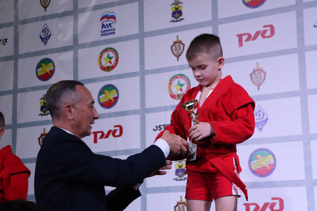 В Забайкалье состоится масштабный турнир в рамках Всероссийского дня самбо Всероссийский день самбо пройдет в Чите в спортивном комплексе Олимпиец с 15 по 16 ноября Турнир проводится с целью реализации государственной программы Спорт России и уже много лет является неотъемлемой частью спортивной жизни региона В этом году он соберет на ковер более 260 самбистов из городов и районов Забайкалья включая Могочу Сретенск Борзю Шерловую Гору Тунгокочен а также спортсменов из Иркутской области Мы уверены что этот турнир станет площадкой для демонстрации выдающихся навыков самбистов и укрепит связи между регионами Мы приглашаем всех любителей спорта прийти поддержать своих спортсменов отметили организатора турнира Особую значимость Забайкальскому турниру придает поддержка федерального центра Министерство спорта Российской Федерации предоставило для победителей и призеров турнира специальную наградную продукцию а также памятные футболки для всех участников что является признанием высокого уровня организации и важности популяризации самбо в регионе добавили организаторы турнира В преддверии турнира в школах Забайкальского края будут организованы открытые занятия в рамках всероссийского проекта Самбо в школу Мы приглашаем общеобразовательные организации региона присоединиться к проведению Урока самбо Данный урок разработанный и подготовленный Музеем самбо является важнейшей частью образовательной программы и подобно Уроку мужества направлен на патриотическое воспитание и приобщение молодежи к национальным ценностям и спортивным традициям рассказал президент федерации самбо Забайкальского края Дамдин Бадмацыренов Добавим что Всероссийский день самбо отмечаемый 16 ноября главной целью которого является привить всенародную любовь к отечественному виду спорта Программа турнира 15 ноября 9 00 начало соревнований по спортивному самбо предварительные встречи 12 00 торжественное открытие 12 30 продолжение соревнований по окончании награждение победителей и призеров 15 00 взвешивание участников соревнований по боевому самбо 16 ноября с 9 00 начало соревнований по боевому самбо награждение победителей и призеров Читайте нас minsportzk