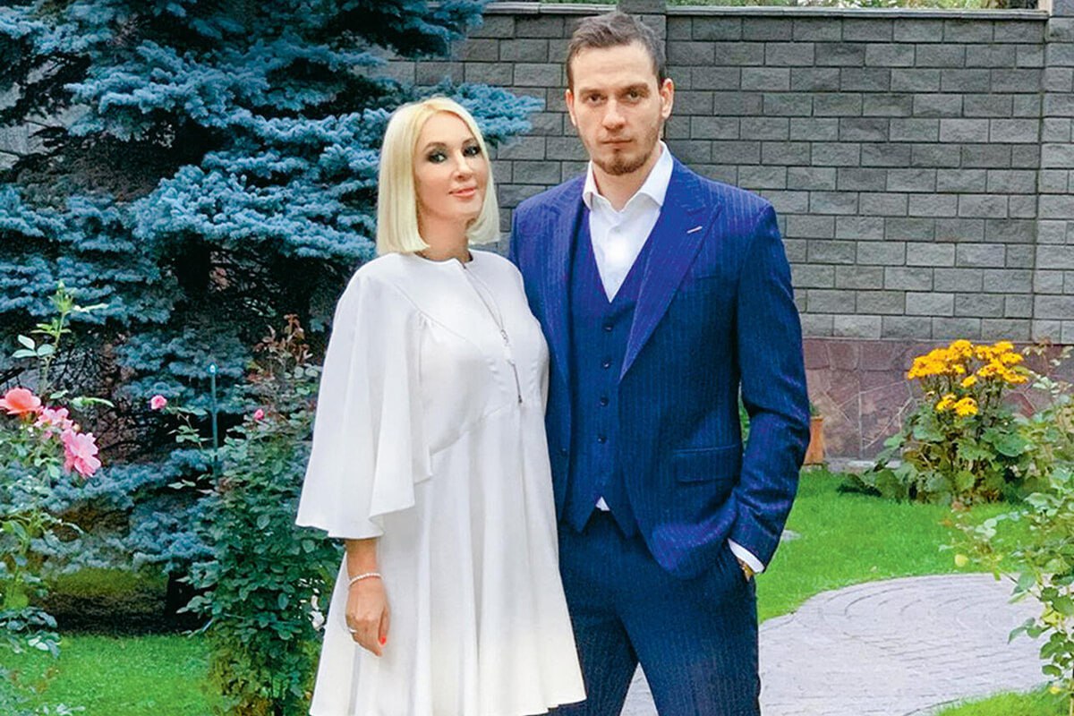 Лера Кудрявцева: "Я устала бороться за мужа" Лера Кудрявцева, известная телеведущая, впервые открыто рассказала о своих переживаниях, связанных с личной жизнью. В своем блоге она поделилась, что устала бороться за мужа, Игоря Макарова, страдающего от алкоголизма. Кудрявцева призналась, что использовала все возможные методы для избавления мужа от зависимости, включая реабилитацию, кодировки и консультации с врачами. Однако, несмотря на все усилия, она чувствует, что ситуация не меняется. Телеведущая отметила, что ей все труднее сохранять видимость счастливой жизни на публике. Она призналась, что испытывает нервные тики и трясущиеся руки, но вынуждена улыбаться и делать вид, что все в порядке. Кудрявцева подчеркнула, что считает себя обычной женщиной, которая устала от семейных проблем. Она выразила надежду, что сможет справиться с ситуацией и найти выход из сложившегося положения.