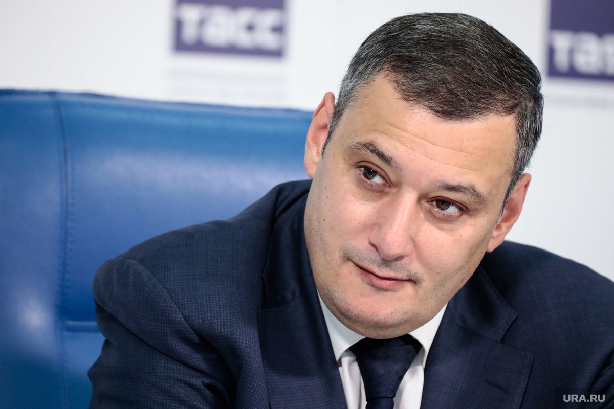 Губернатор попал в ДТП Во время рабочей поездки в один из районов Курской области машину где находился Хинштейн занесло на сложном участке дороги и выбросило на обочину Сейчас нахожусь в больнице Слава Богу все обошлось без серьезных последствий Пострадавших нет с другими машинами не столкнулись отметил Хинштейн Губернатор извинился перед жителями с которыми не смог сегодня встретиться Подписаться на URA RU мы в MAX