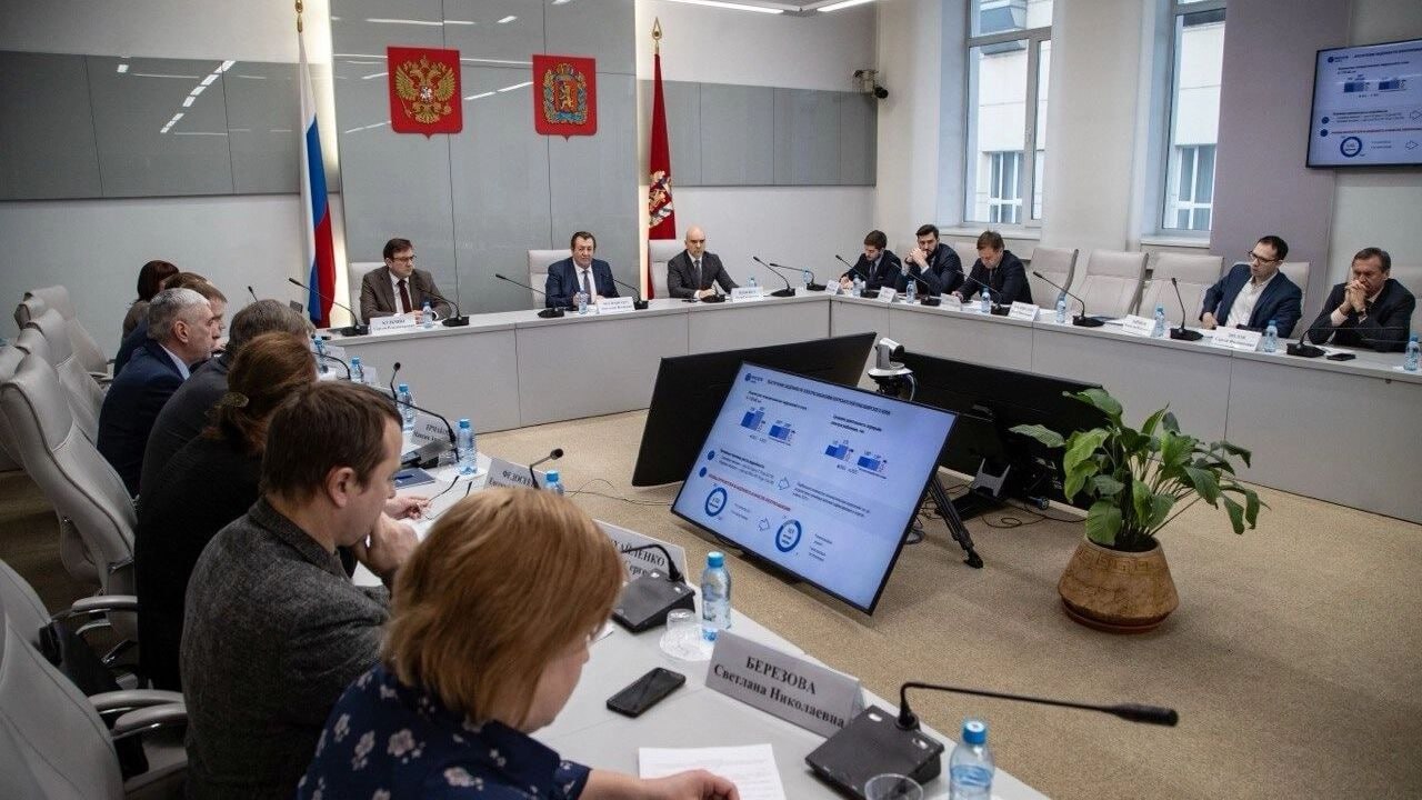 В Заксобрании обсудили итоги работы Красноярскэнерго В Законодательном собрании Красноярского края состоялось заседание Совета потребителей посвященное работе электросетевого комплекса Директор филиала Красноярскэнерго Антон Лукин представил отчет о деятельности в 2025 году Энергетики модернизировали две подстанции построили 439 км линий электропередачи и выполнили ремонтную программу в полном объеме Одной из ключевых тем стало исполнение обязательств по технологическому присоединению льготных категорий потребителей По словам Антона Лукина подписанное регуляторное соглашение с министерством тарифной политики позволит реализовать необходимые мероприятия Полностью решить проблему накопленных обязательств планируется к 2030 году Также на заседании обсудили вопросы подключения к сетям малого и среднего бизнеса Руководитель филиала предложил создать рабочую группу при министерстве промышленности и торговли края