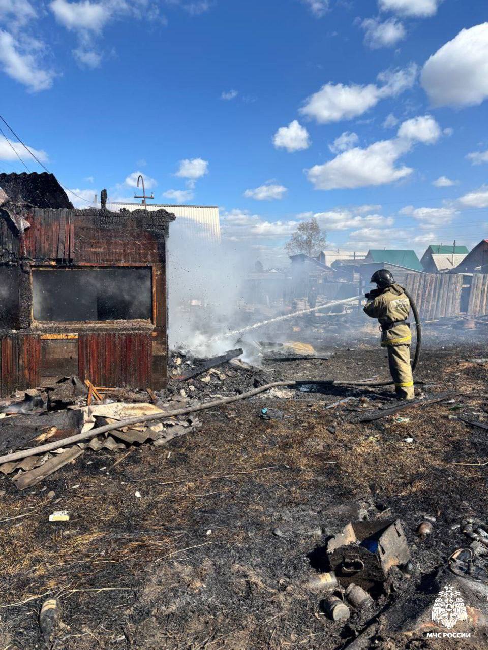 Ребенок пострадал на пожаре в Улан-Удэ Сегодня днем огнеборцы выезжали на загорание неэксплуатируемого дома по улице Подорожная в СНТ "Строитель". Одиннадцатилетний мальчик, заприметив возгорание, попытался сбить пламя, но получил ожог лица. Был осмотрен медиками и отправлен на амбулаторное лечение. Всего к тушению привлекались 16 специалистов и 5 единиц техники. На месте работает дознаватель МЧС России. Причины и площадь пожара уточняются.
