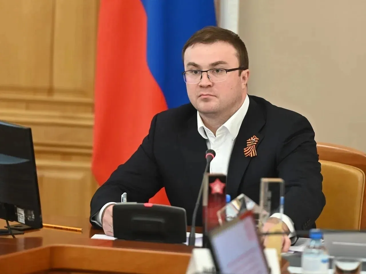 Инвестиционный комитет поддержал проект модернизации производства металлоконструкций Новое производство позволит увеличить объём промышленного производства и нарастить выпуск продукции собственных предприятий региона На заседании инвестиционного комитета Омской области поддержан проект по строительству производственного комплекса металлообработки для систем витражного и оконного остекления Новое предприятие предполагается к размещению на территории особой экономической зоны Авангард Об этом сообщил Губернатор Виталий Хоценко Общий объём инвестиций в проект составит порядка 300 млн рублей На производстве будет создано более 100 новых рабочих мест с достойной заработной платой отметил глава региона Предусмотрено строительство корпуса площадью более 4 тыс кв м включающего складское помещение и производственные цеха   Сопровождение проекта возьмет на себя Агентство развития и инвестиций Омской области Агентство окажет инвестору полное содействие на всех этапах реализации от подготовки бизнес плана и получения разрешительной документации до подключения к инженерной инфраструктуре и содействия в подборе мер государственной поддержки