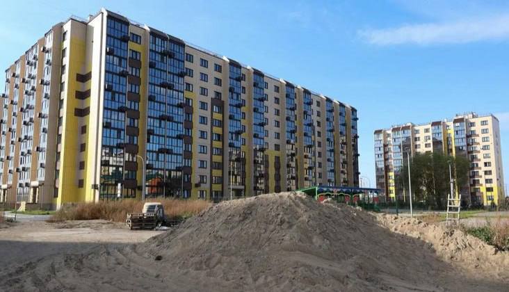 Омская область заняла 56 е место в рейтинге доступности ипотеки Исследование учитывало долю дохода которую семьи тратят на ипотеку Лидерами стали Чукотка и Ямало Ненецкий округ где жители отдают 23 28 своего дохода на жилье а средний платеж превышает 82 тысячи рублей Омичи платят в среднем 71 6 тысячи рублей в месяц что составляет 59 от их дохода Средний размер ипотеки в регионе 4 миллиона рублей В целом по стране средний долг по ипотеке составляет 4 6 миллиона рублей а платеж 80 8 тысячи рублей Подписаться Прислать новость