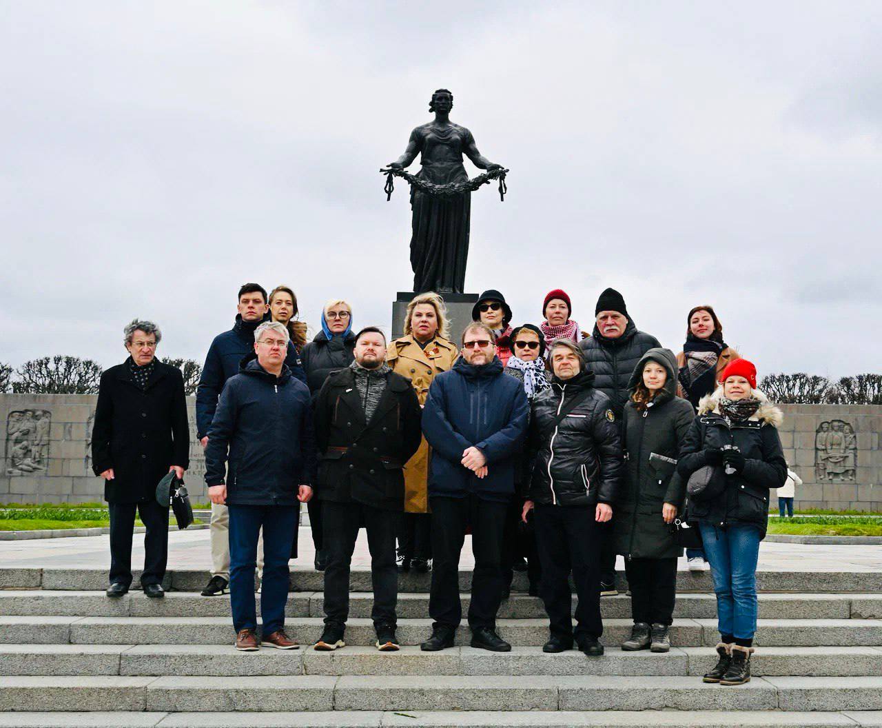 В Петербурге почтили память журналистов, погибших в блокаду Сегодня, накануне 80-й годовщины Великой Победы и в День печати по старому стилю, на Пискарёвском мемориальном кладбище состоялось возложение венков и цветов к монументу «Мать-Родина» и к плите на Аллее памяти, установленной в честь журналистов, погибших при обороне Ленинграда. Плита была открыта осенью 2024 года по инициативе петербургского Союза журналистов России и при поддержке губернатора Санкт-Петербурга Александра Беглова. Это первый в нашем городе памятный знак, посвящённый представителям профессии, которые работали на передовой — не с оружием, а с блокнотом и словом. Почтить память погибших журналистов пришла и заместитель председателя Комитета по печати, член Союза журналистов России Марина Мерцалова. «Сегодня мы вспоминаем и чтим самоотверженность наших коллег, которые в страшные дни блокады оставались в осажденном городе. Они находили в себе мужество и стойкость поднимать дух ленинградцев и бойцов на передовой. Уверена, что сегодняшняя акция станет в будущем доброй традицией наших современников - представителей профессионального сообщества», — подчеркнула Марина Мерцалова. Напомним, что в блокадном Ленинграде работали 9 тысяч фронтовых корреспондентов. Каждый шестой из них погиб. Большинство похоронены на Пискаревском мемориальном кладбище. Теперь память о них увековечена в истории города.