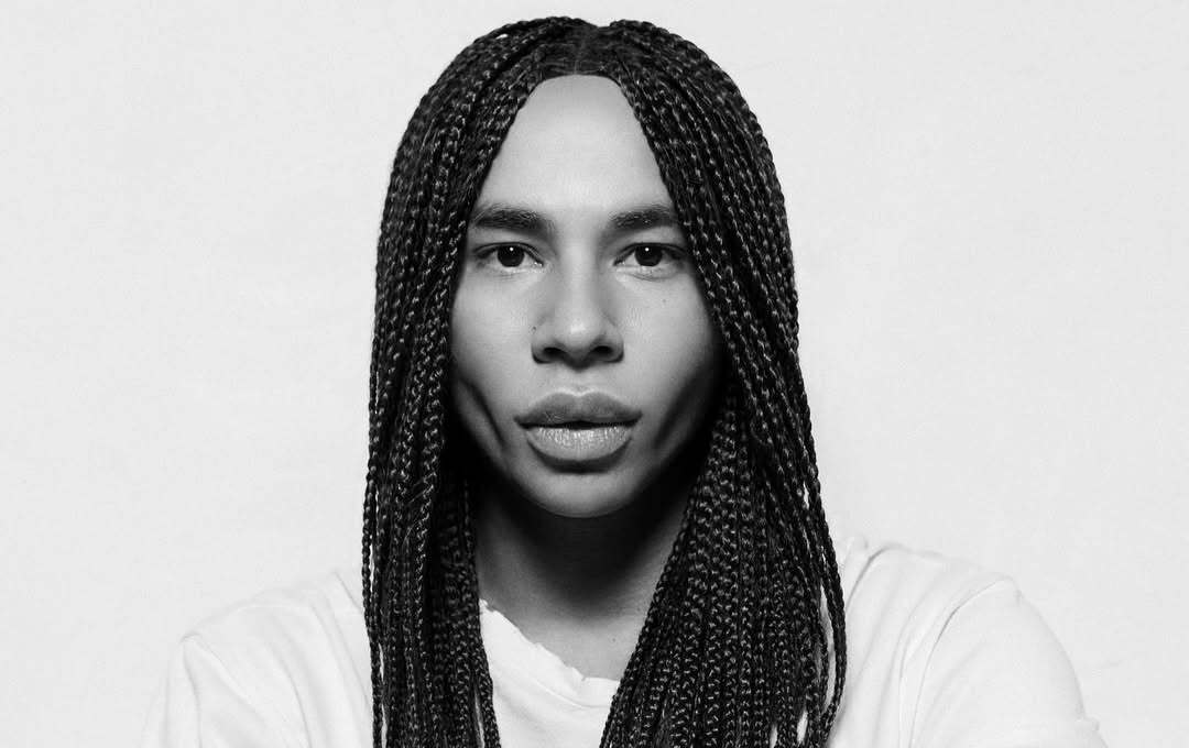 Дизайнер Оливье Рустен покинул дом моды Balmain в котором он работал в течение 16 лет С 2011 года модельер возглавлял бренд в качестве креативного директора Это была необыкновенная история история любви история жизни Все это было бы невозможно без моей выбранной семьи моей команды коллектива и всех людей которые верили в меня с самого начала заявил Рустен Он поблагодарил коллег и отметил что покидает дом Balmain с широко открытыми глазами устремленными в будущее и к прекрасным приключениям Дизайнер не уточнил чем планирует заняться в дальнейшем Больше новостей в Daily News