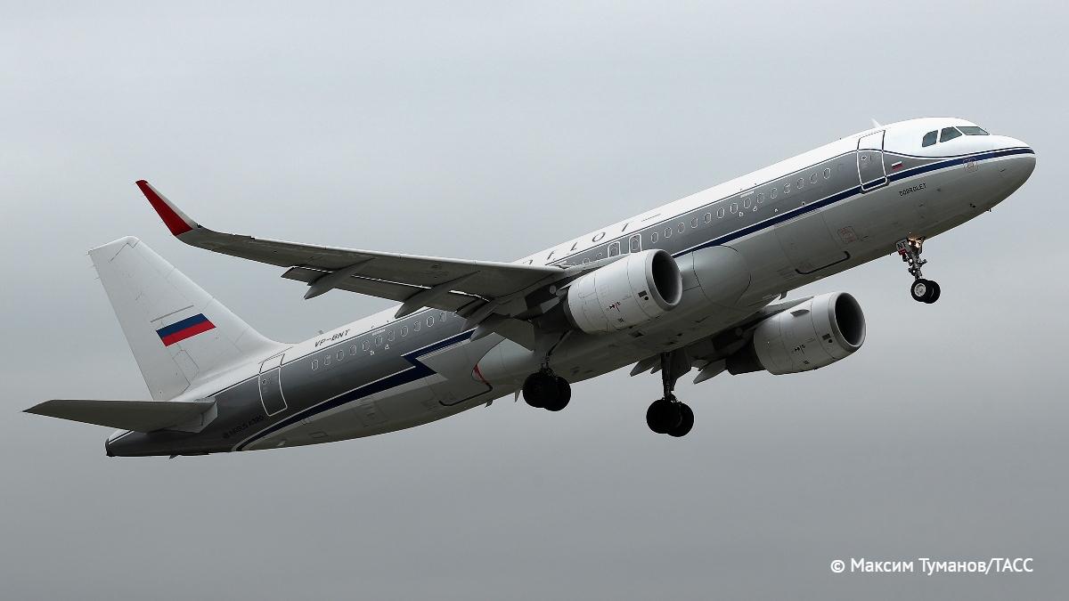 Airbus A320 стал самым массовым самолетом в истории гражданской авиации опередив Boeing 737 сообщает Reuters С момента начала эксплуатации в 1988 году было поставлено 12 260 самолетов