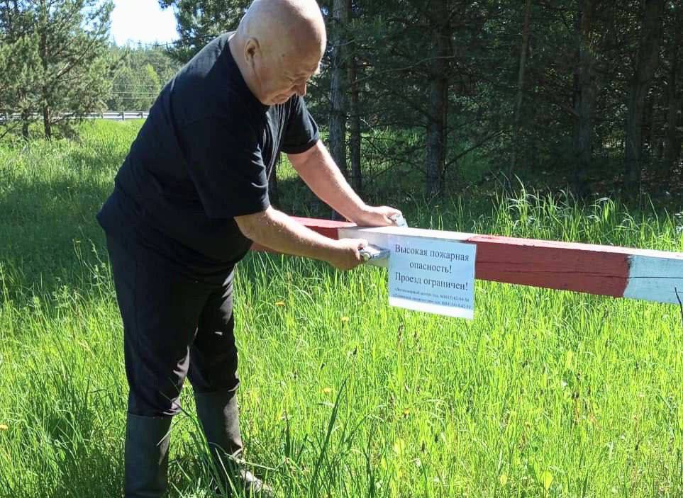 В связи с наступлением жаркой сухой погоды с завтрашнего дня вводим на территории Пензенской области особый противопожарный режим. Наша общая цель — профилактика возгораний, защита жизни и здоровья граждан, а также сохранности их имущества. Запрещается разведение костров, сжигание мусора, работа с использованием открытого огня. Закрыты для посещения леса, выявлять нарушителей будут сотрудники лесного хозяйства и правоохранительных органов. Требую от руководителей муниципальных образований и органов местного самоуправления отнестись к вопросу максимально серьезно. Обустроить противопожарные полосы, провести очистку своих населенных пунктов от сухой листвы, травы и мусора. Работать необходимо в тесном взаимодействии с сотрудниками пожарной охраны, обеспечив исправность источников водоснабжения для пожарных машин. Граждан прошу ответственно соблюдать меры противопожарной безопасности, чтобы избежать связанной с огнем угрозы. Подпишись — Олег Мельниченко в Telegram
