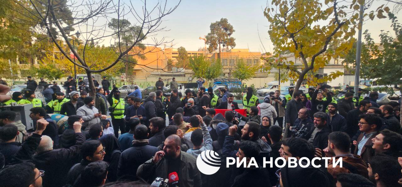 В Тегеране проходит митинг в знак протеста перед посольством Турции на фоне активизации террористических группировок в Сирии, передаёт корреспондент РИА Новости.   Собравшиеся скандируют антиизраильские, антиамериканские и антитурецкие лозунги. Власти Турции они обвиняют в причастности к эскалации сирийского конфликта.