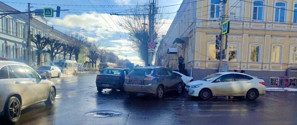 В Рязани столкнулись три автомобиля  Как сообщает региональная Госавтоинспекция, ДТП произошло вчера примерно в 10:00 в Рязани у дома № 51/21 по улице Ленина. По предварительной информации, здесь 49-летний местный житель, управляя автомобилем «Лексус», совершил столкновение с автомобилем «Рено Логан», за рулем которого находился 50-летний рязанец, автомобилем «Фольксваген» под управлением 60-летнего жителя Рязани, а также с автомобилем «Хендай» под управлением 24-летнего рязанца.  В результате происшествия водитель автомобиля «Рено Логан» с полученными травмами доставлен в медицинское учреждение. Проводится проверка.  Фото Госавтоинспекции Рязанской области.