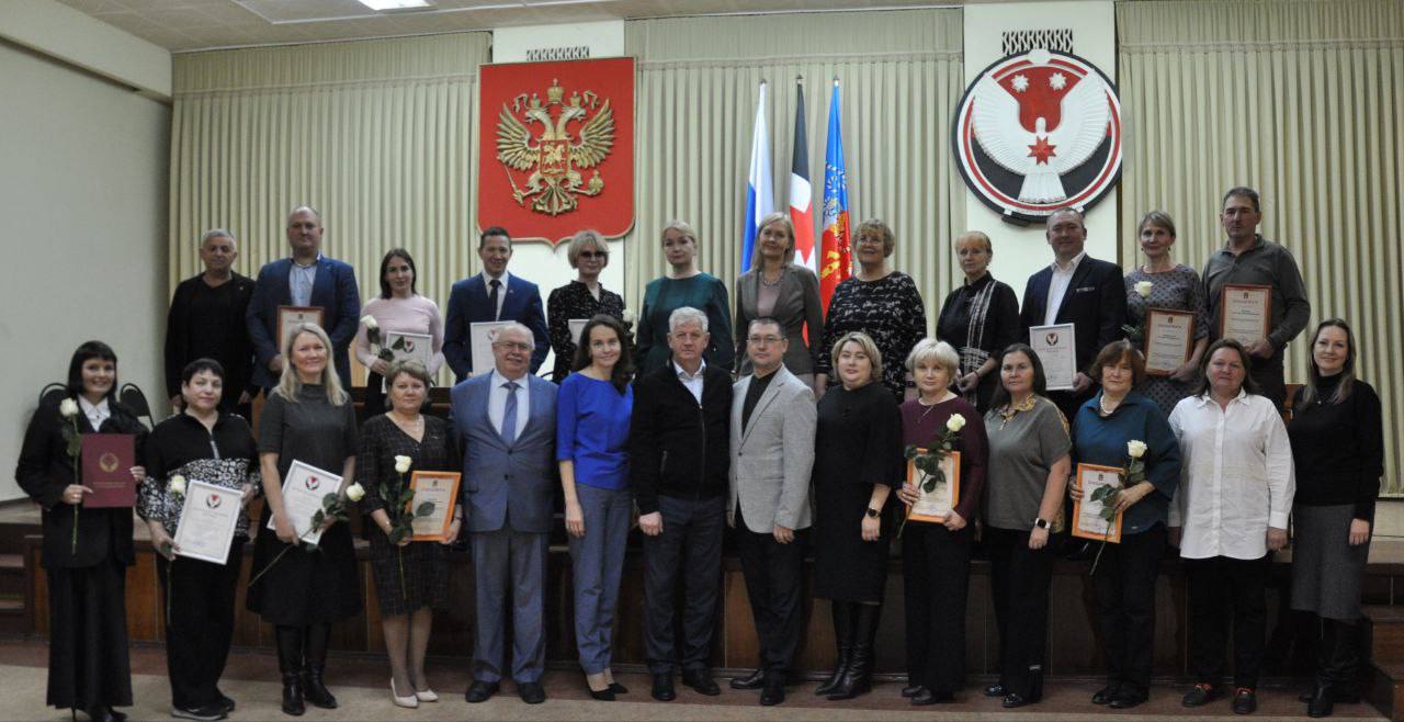 В завершении каждой избирательной кампании есть особая традиция поблагодарить коллег из территориальных и участковых комиссий В Воткинске вместе с главой города Алексеем Заметаевым провели торжественное мероприятие где вручили организаторам выборов награды от Избиркома Удмуртии и Администрации города Воткинска Коллеги Спасибо за профессионализм ответственность и преданность делу избирком Удмуртии