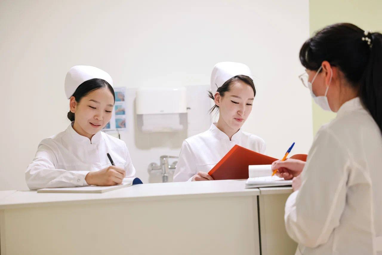 Более 83 тысяч якутянок приняли участие в проекте Мамино здоровье В Якутии уже более 83 тысяч женщин приняли участие в проекте Мамино здоровье инициативе направленной на раннее выявление рака молочной железы и шейки матки По данным Минздрава Якутии анкетирование позволило выявить 47 случаев онкологических заболеваний на ранней стадии Проект стартовал в марте 2024 года и реализуется в рамках нацпроекта Продолжительная и активная жизнь инициированного Президентом России Владимиром Путиным vestiverkhoyanya