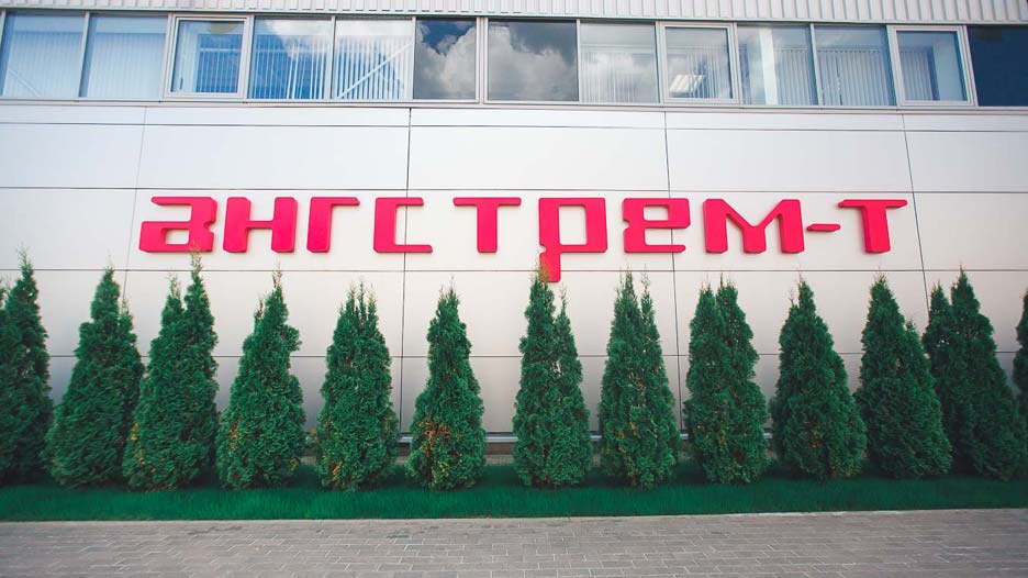 ВЭБ лишился 1 2 млрд из за покупки на 1 рубль Ангстрем был должен ВЭБу немалые 1 2 млрд однако теперь суд освободил стратегическое микроэлектронное предприятие от этих долгов Это долгая история но мы постараемся коротко передать всю суть произошедшего В 2012 году компания выступила поручителем по кредитному соглашению между Ангстрем Т и ВЭБом заемщик должен был построить завод по производству чипов Но завод так и не появился Ангстрем Т обанкротился а долг по кредиту перешел к Ангстрему Теперь же суд обязал считать договор поручительства прекращенным с 28 декабря 2018 года Дело в том что именно в 2018 году ВЭБ выкупила 100 акций Ангстрем Т у Руника инвестментс лимитед всего за 1 рубль Эти акции были в залоге у госкорпорации в рамках обеспечения кредитного договора В Ангстреме заявили что сделка по продаже всего за рубль была совершена вопреки стоимости залогового имущества и реальной рыночной стоимости акций на нерыночных условиях и это существенное изменение обстоятельств достаточное для расторжения договора В итоге суд с этим согласился и принял решение о прекращении договора поручительства К тому же до 2017 года три из пяти мест в составе совета директоров Ангстрема Т были заняты представителями ВЭБа а значит госкорпорация была в курсе как реализуется проект строительства завода и выполнения обязательств должником И этот факт тоже повлиял на решение суда МашТех
