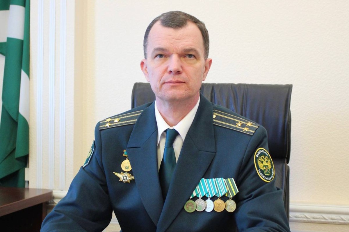 Начальником Петербургской таможни назначен Юрий Плотников Юрий Плотников назначен начальником Санкт Петербургской таможни сообщили 4 сентября в Федеральной таможенной службе Кадровое решение принял глава ФТС Валерий Пикалев Исполняющий обязанности начальника Санкт Петербургской таможни Юрий Плотников с 4 сентября назначен начальником этой же таможни рассказали в Таможенной службе Плотников работает в таможенных органах с 2002 года Службу он начинал в качестве таможенного инспектора на Иркутском таможенном посту состоял в руководстве Иркутского и Шелеховского таможенных постов а также Южного таможенного поста Петербургской таможни Также он занимал должности первого замглавы Петербургской и Северо Западной электронной таможни Фото Северо Западное таможенное управление