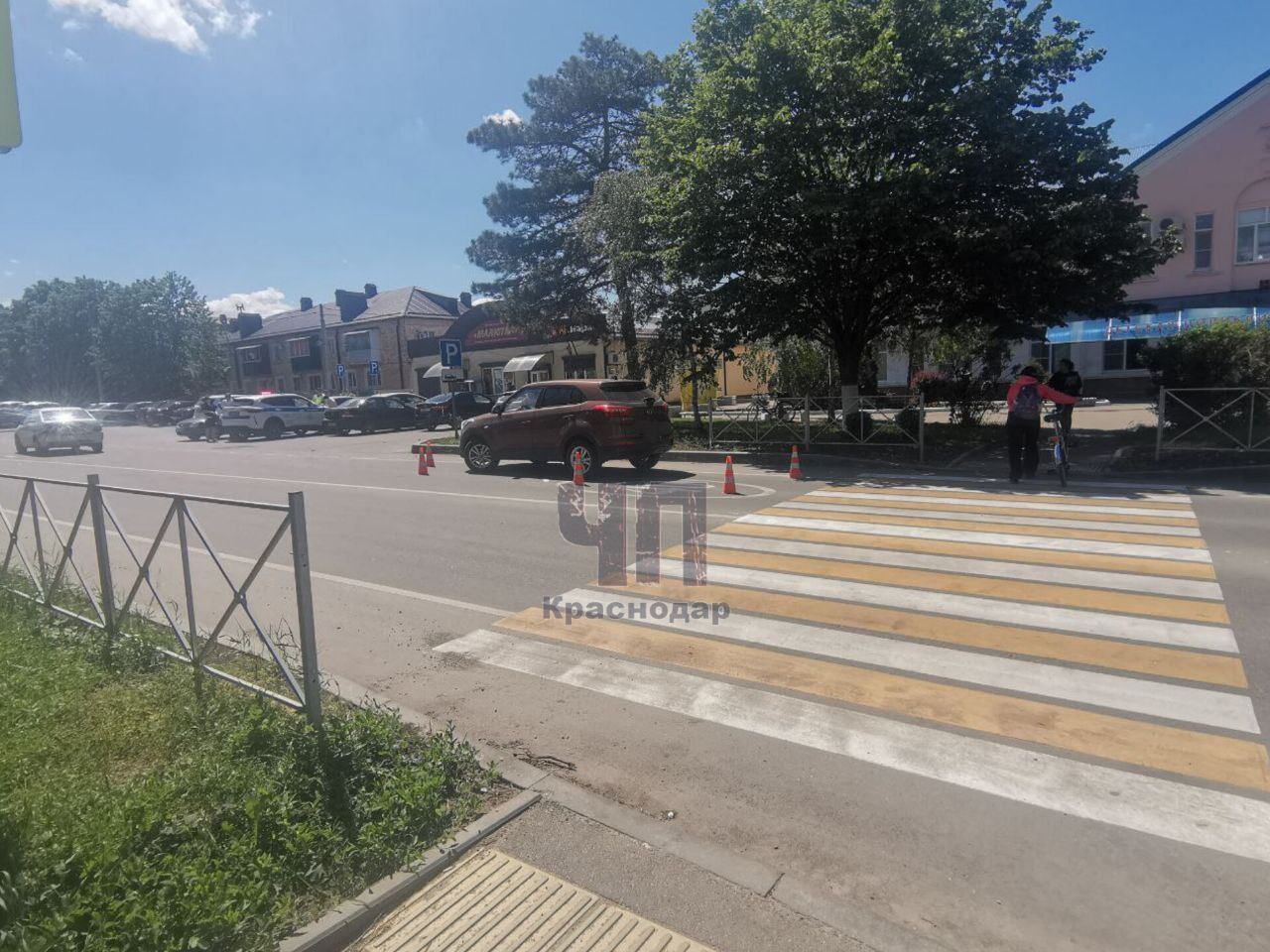 Водитель иномарки сбил женщину с ребенком на "зебре"! В станице Каневской на улице Горького женщина-водитель за рулём автомобиля "Hyundai Creta" не притормозила перед пешеходным переходом и сбила женщину с ребенком, которые переходили дорогу. В результате ДТП 10-летний ребенок получил ушибы, а его мать – сотрясение головного мозга. Пострадавших увезли на скорой. Полиция выясняет все обстоятельства произошедшего.