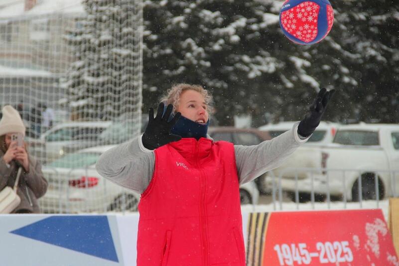 Напротив "Титов-Арены" в Барнауле открылась площадка для волейбола на снегу  Открытие состоялось на площади Сахарова в начале февраля, сообщает "Алтайский спорт".  В церемонии открытия приняли участие министр спорта края Иван Нифонтов, советник министра спорта региона по игровым видам спорта Михаил Панфилов, председатель комитета по физической культуре и спорту города Барнаула Петр Кобзаренко, руководитель Алтайской федерации волейбола Сергей Брагин и другие официальные лица. Иван Нифонтов дал старт работе площадки, выполнив символическую первую подачу.  Организаторы стремятся обеспечить максимальную загрузку спортивного объекта. Любой желающий может сыграть на новой площадке, предварительно записавшись по телефону: 8-929-329-20-12. Спортсменам будет предоставлен необходимый инвентарь.  В ближайшие выходные, 8–9 марта, здесь пройдет чемпионат Алтайского края по волейболу на снегу, а с 21 по 23 марта – третий этап Кубка России.  Фото: Алтайский спорт / Максим Фролов