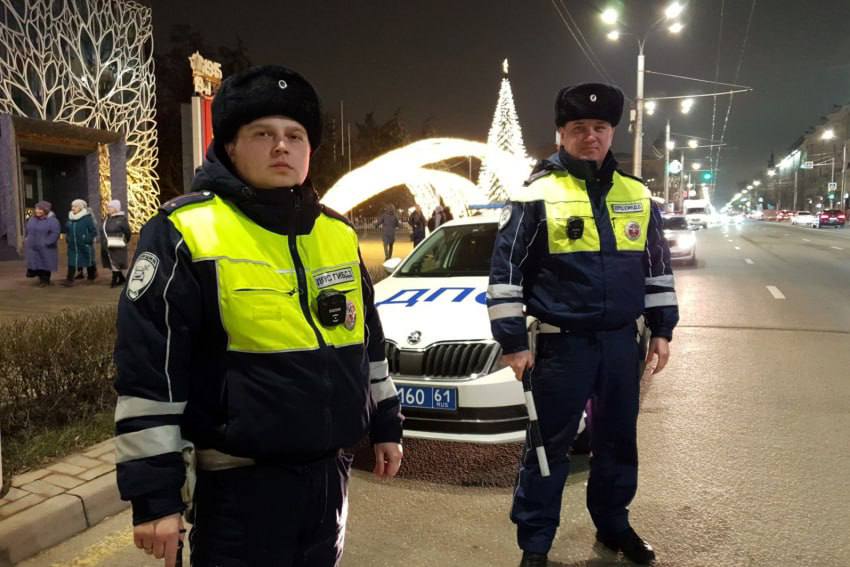 В Ростовской области порядок во время зимних праздников будут обеспечивать свыше 4,7 тысячи сотрудников полиции, Росгвардии, казачьих и народных дружин, а также частных охранных организаций.  На дорогах за безопасностью проследят более 280 сотрудников Госавтоинспекции.    Новости Калитвы