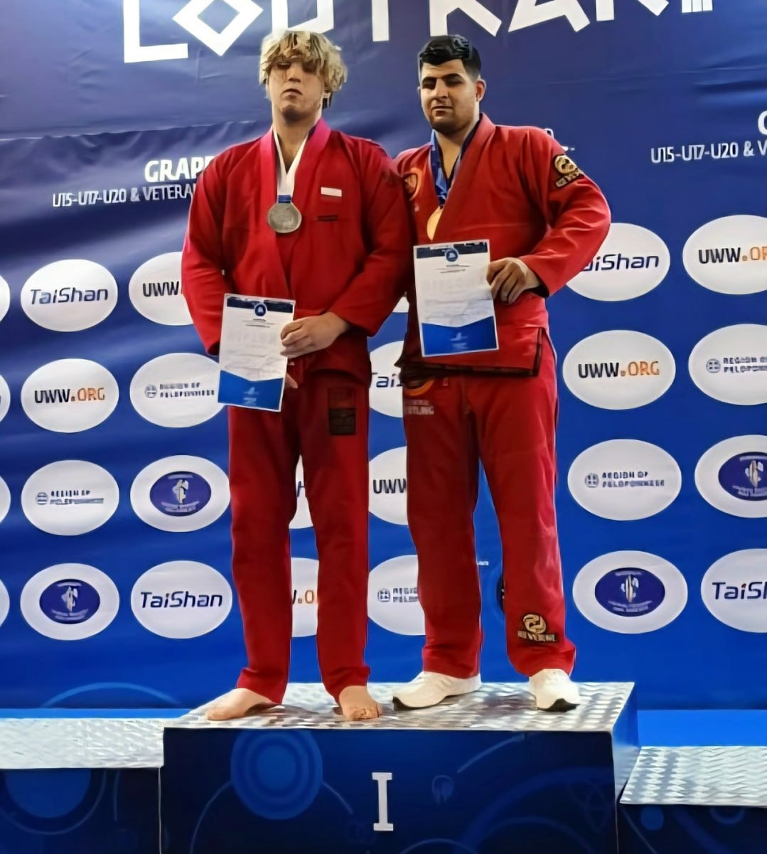 Орловский спортсмен Лаврент Оганесян победитель первенства мира по греммплингу Вслед за серебряной медалью первенства мира по грэпплингу прошедшего в Греции наш борец Лаврент Оганесян стал обладателем золотой награды в дисциплине грэпплинг ги В финале орловчанин одержал победу над борцом из Польши Теперь Лаврент примет участие в первенстве мира по джиу джитсу в Таиланде